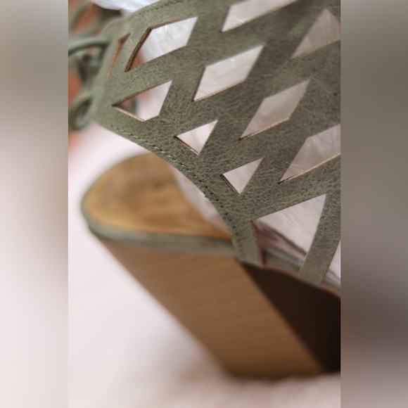 Green Heels - Picture 2 of 4